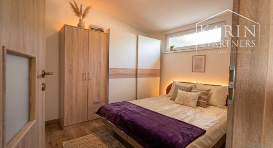 ŠTÝLOVÁ KOMPLETNE ZREKONŠTRUOVANÁ CHATA S BAZÉNOM A ZÁHRADOU – IDEÁLNA NA ODDYCH AJ CELOROČNÉ BÝVANIE - NOVÉ ZÁMKY