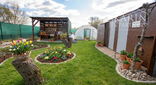 ŠTÝLOVÁ KOMPLETNE ZREKONŠTRUOVANÁ CHATA S BAZÉNOM A ZÁHRADOU – IDEÁLNA NA ODDYCH AJ CELOROČNÉ BÝVANIE - NOVÉ ZÁMKY