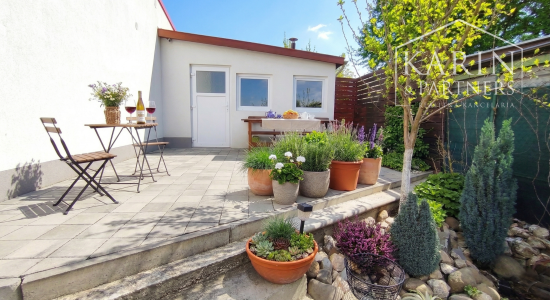 ŠTÝLOVÁ KOMPLETNE ZREKONŠTRUOVANÁ CHATA S BAZÉNOM A ZÁHRADOU – IDEÁLNA NA ODDYCH AJ CELOROČNÉ BÝVANIE - NOVÉ ZÁMKY