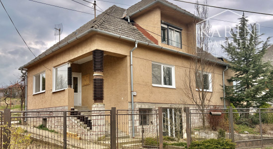 3-izb. RD Pastuchov (8 km od Hlohovca), 2 garáže, dieľňa+2 izby v podkroví