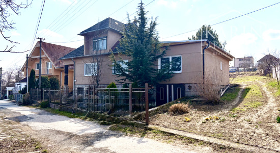 3-izb. RD Pastuchov (8 km od Hlohovca), 2 garáže, dieľňa+2 izby v podkroví