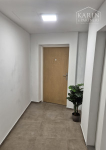 KOMPLETNE ZREKONŠTRUOVANÝ PRIESTRANNÝ 3I BYT S ROZĽAHLOU TERASOU