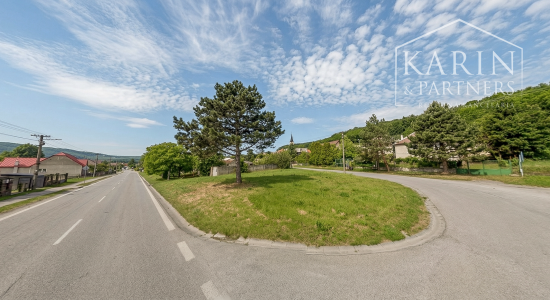 Komerčný pozemok v srdci Smoleníc – priamo na hlavnom ťahu