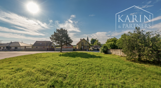 Komerčný pozemok v srdci Smoleníc – priamo na hlavnom ťahu