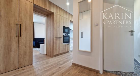 KOMPLETNE ZREKONŠTRUOVANÝ ZARIADENÝ BYT V RUŽINOVE – EXNÁROVA ULICA