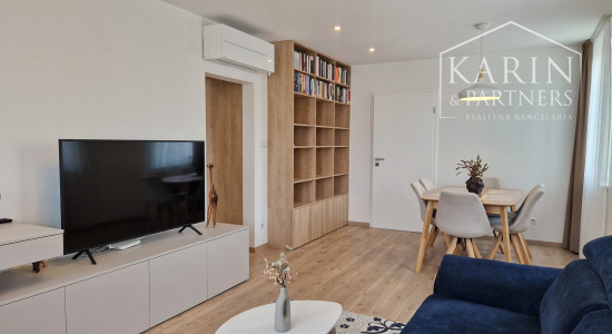 KOMPLETNE ZREKONŠTRUOVANÝ ZARIADENÝ BYT V RUŽINOVE – EXNÁROVA ULICA