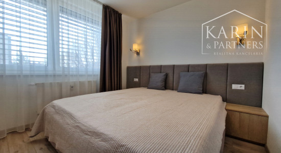 KOMPLETNE ZREKONŠTRUOVANÝ ZARIADENÝ BYT V RUŽINOVE – EXNÁROVA ULICA