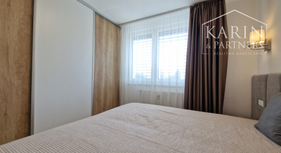 KOMPLETNE ZREKONŠTRUOVANÝ ZARIADENÝ BYT V RUŽINOVE – EXNÁROVA ULICA