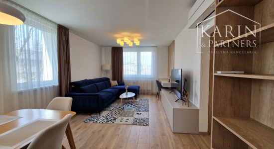 KOMPLETNE ZREKONŠTRUOVANÝ ZARIADENÝ BYT V RUŽINOVE – EXNÁROVA ULICA