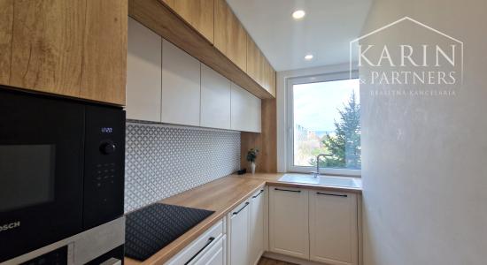 KOMPLETNE ZREKONŠTRUOVANÝ ZARIADENÝ BYT V RUŽINOVE – EXNÁROVA ULICA