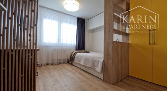 KOMPLETNE ZREKONŠTRUOVANÝ ZARIADENÝ BYT V RUŽINOVE – EXNÁROVA ULICA