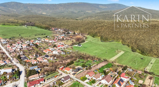 Stavebný pozemok s rozlohou 1758 m² v obci Lošonec.