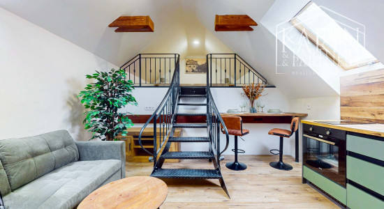 V centre Banskej Štiavnice nový podkrovný byt s klimatizáciou v Hellovom dome oproti parkovisku na predaj