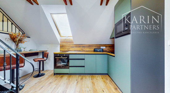 V centre Banskej Štiavnice nový podkrovný byt s klimatizáciou v Hellovom dome oproti parkovisku na predaj