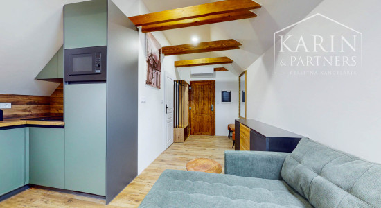 V centre Banskej Štiavnice nový podkrovný byt s klimatizáciou v Hellovom dome oproti parkovisku na predaj