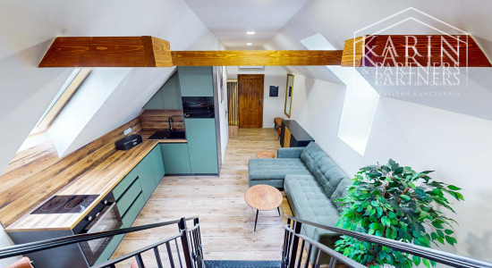 V centre Banskej Štiavnice nový podkrovný byt s klimatizáciou v Hellovom dome oproti parkovisku na predaj