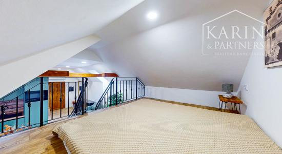 V centre Banskej Štiavnice nový podkrovný byt s klimatizáciou v Hellovom dome oproti parkovisku na predaj