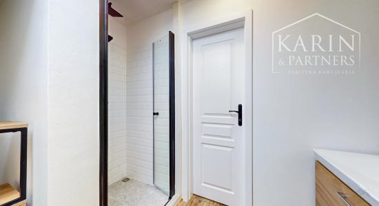 V centre Banskej Štiavnice nový podkrovný byt s klimatizáciou v Hellovom dome oproti parkovisku na predaj