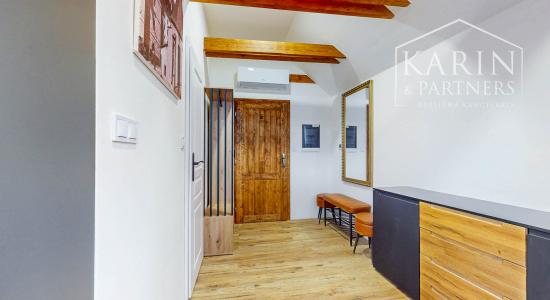 V centre Banskej Štiavnice nový podkrovný byt s klimatizáciou v Hellovom dome oproti parkovisku na predaj