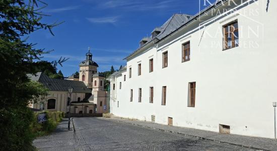 V centre Banskej Štiavnice nový podkrovný byt s klimatizáciou v Hellovom dome oproti parkovisku na predaj