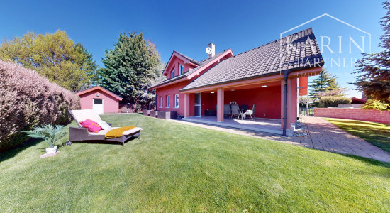 PRIESTRANNÝ 5I RODINNÝ DOM S DVOJGARÁŽOU A KRÁSNOU ZÁHRADOU