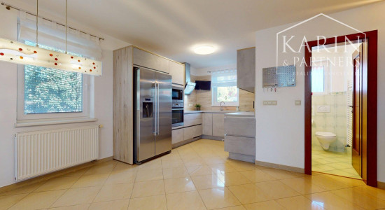 PRIESTRANNÝ 5I RODINNÝ DOM S DVOJGARÁŽOU A KRÁSNOU ZÁHRADOU