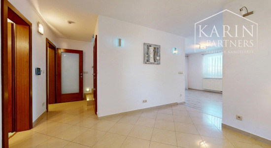 PRIESTRANNÝ 5I RODINNÝ DOM S DVOJGARÁŽOU A KRÁSNOU ZÁHRADOU