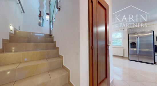 PRIESTRANNÝ 5I RODINNÝ DOM S DVOJGARÁŽOU A KRÁSNOU ZÁHRADOU