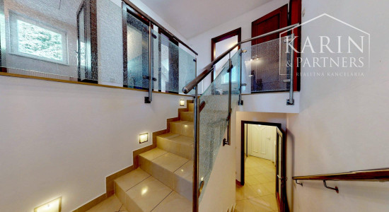 PRIESTRANNÝ 5I RODINNÝ DOM S DVOJGARÁŽOU A KRÁSNOU ZÁHRADOU