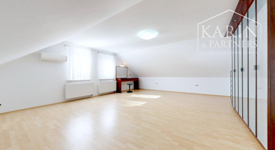 PRIESTRANNÝ 5I RODINNÝ DOM S DVOJGARÁŽOU A KRÁSNOU ZÁHRADOU