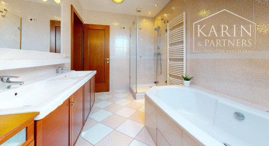 PRIESTRANNÝ 5I RODINNÝ DOM S DVOJGARÁŽOU A KRÁSNOU ZÁHRADOU