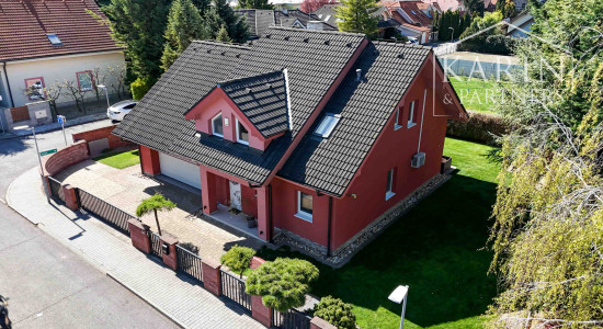 PRIESTRANNÝ 5I RODINNÝ DOM S DVOJGARÁŽOU A KRÁSNOU ZÁHRADOU