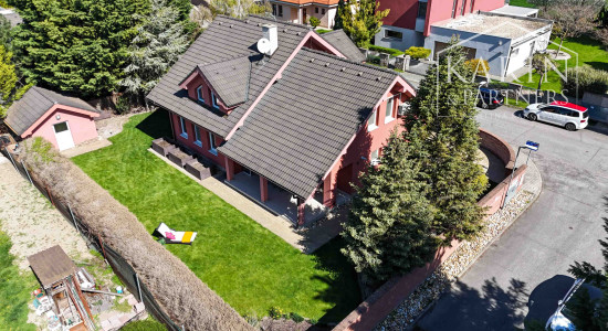 PRIESTRANNÝ 5I RODINNÝ DOM S DVOJGARÁŽOU A KRÁSNOU ZÁHRADOU