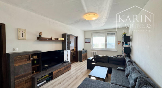 ZREKONŠTRUOVANÝ A ZARIADENÝ 3+1 BYT S LOGGIOU, SKALICA