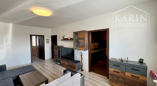 ZREKONŠTRUOVANÝ A ZARIADENÝ 3+1 BYT S LOGGIOU, SKALICA