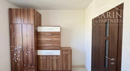 ZREKONŠTRUOVANÝ A ZARIADENÝ 3+1 BYT S LOGGIOU, SKALICA