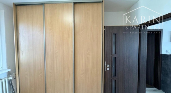 ZREKONŠTRUOVANÝ A ZARIADENÝ 3+1 BYT S LOGGIOU, SKALICA