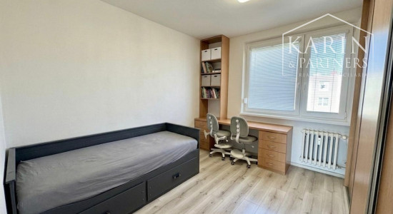 ZREKONŠTRUOVANÝ A ZARIADENÝ 3+1 BYT S LOGGIOU, SKALICA