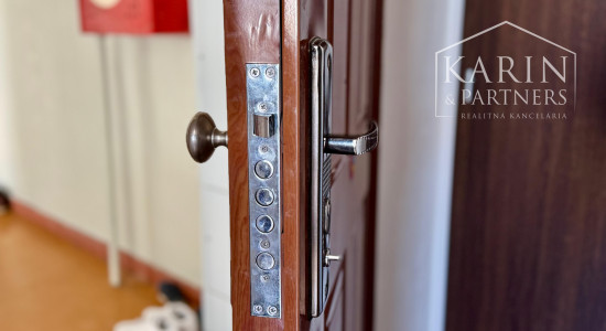 ZREKONŠTRUOVANÝ A ZARIADENÝ 3+1 BYT S LOGGIOU, SKALICA