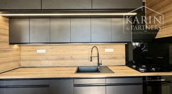 ZREKONŠTRUOVANÝ A ZARIADENÝ 3+1 BYT S LOGGIOU, SKALICA