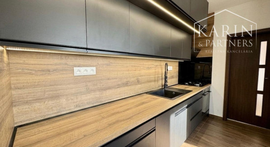 ZREKONŠTRUOVANÝ A ZARIADENÝ 3+1 BYT S LOGGIOU, SKALICA