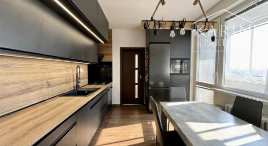 ZREKONŠTRUOVANÝ A ZARIADENÝ 3+1 BYT S LOGGIOU, SKALICA