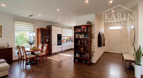 Na predaj novostavba rodinného domu s krásnym udržiavaným pozemkom, v súkromnou areáli, okolie Nových Zámkov