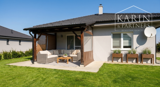 Na predaj novostavba rodinného domu s krásnym udržiavaným pozemkom, v súkromnou areáli, okolie Nových Zámkov