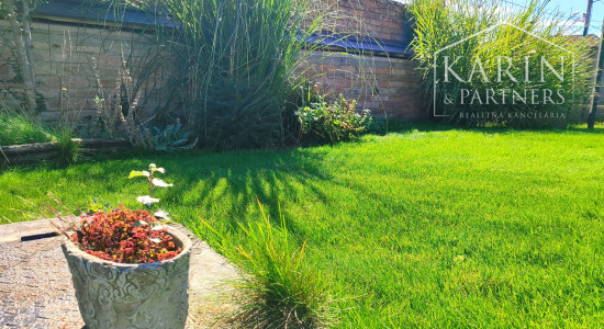 Na predaj novostavba rodinného domu s krásnym udržiavaným pozemkom, v súkromnou areáli, okolie Nových Zámkov