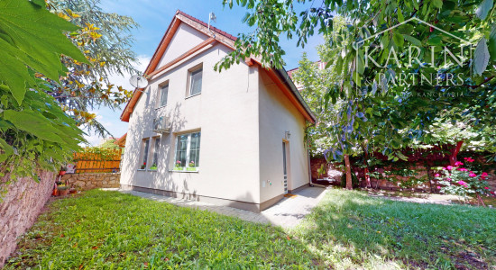 KOMPLETNE ZARIADENÝ PODPIVNIČENÝ DVOJPODLAŽNÝ 3I RODINNÝ DOM SO ZÁHRADOU