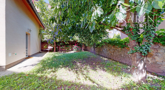 KOMPLETNE ZARIADENÝ PODPIVNIČENÝ DVOJPODLAŽNÝ 3I RODINNÝ DOM SO ZÁHRADOU