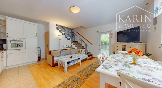 KOMPLETNE ZARIADENÝ PODPIVNIČENÝ DVOJPODLAŽNÝ 3I RODINNÝ DOM SO ZÁHRADOU