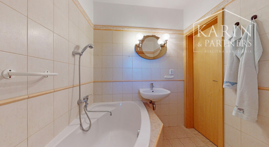 KOMPLETNE ZARIADENÝ PODPIVNIČENÝ DVOJPODLAŽNÝ 3I RODINNÝ DOM SO ZÁHRADOU