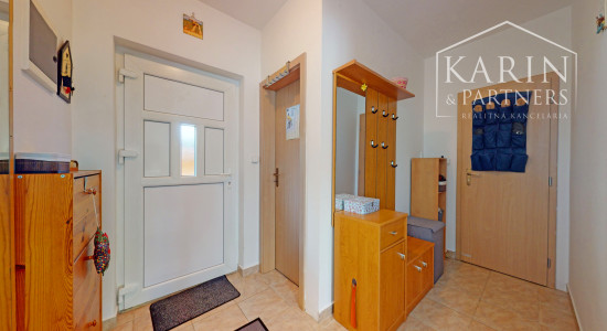 KOMPLETNE ZARIADENÝ PODPIVNIČENÝ DVOJPODLAŽNÝ 3I RODINNÝ DOM SO ZÁHRADOU